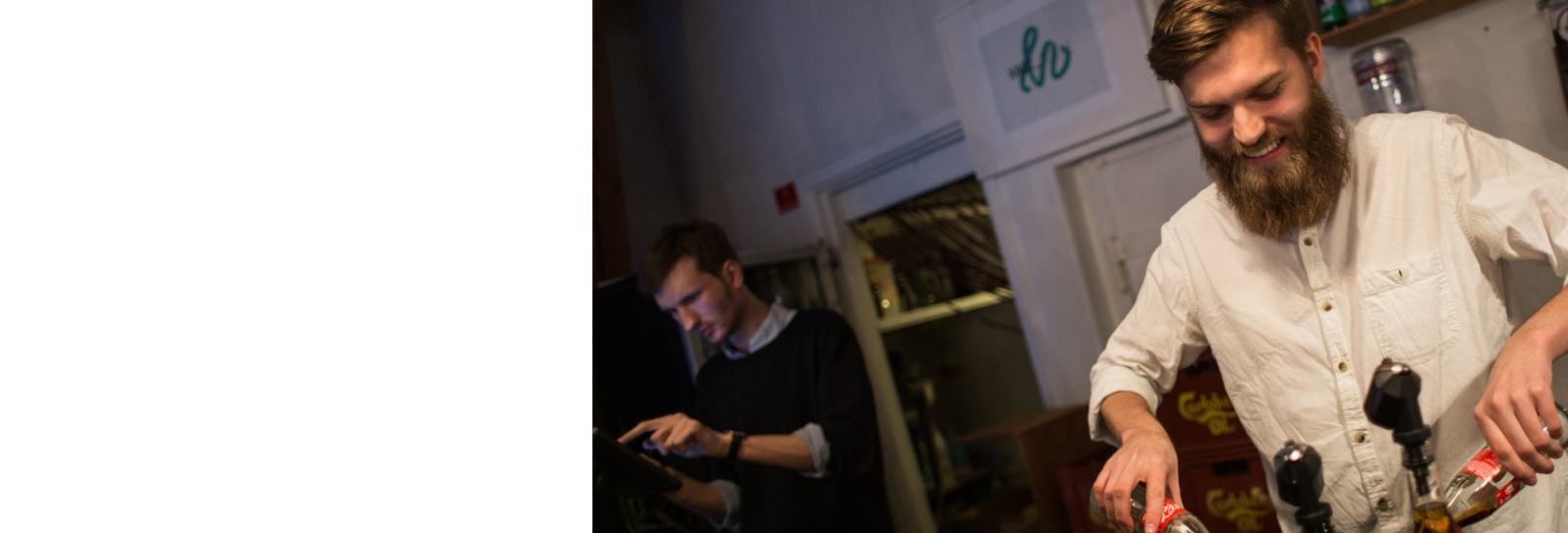 Glad frivillig skænker sodavand i baren